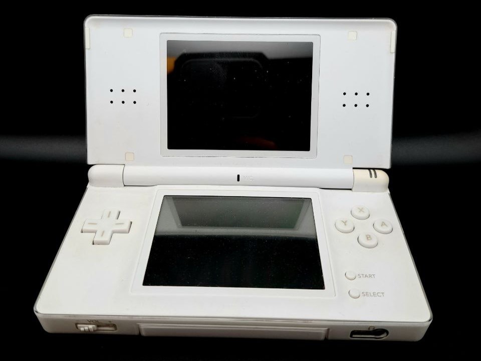 Weißer DS lite abgeklappt auf schwarzem Hintergrund.