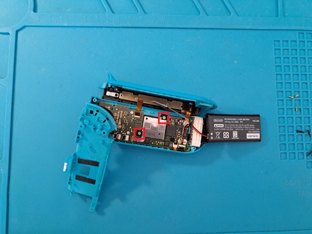 geöffneter Joy-Con, das Motherboard liegt frei